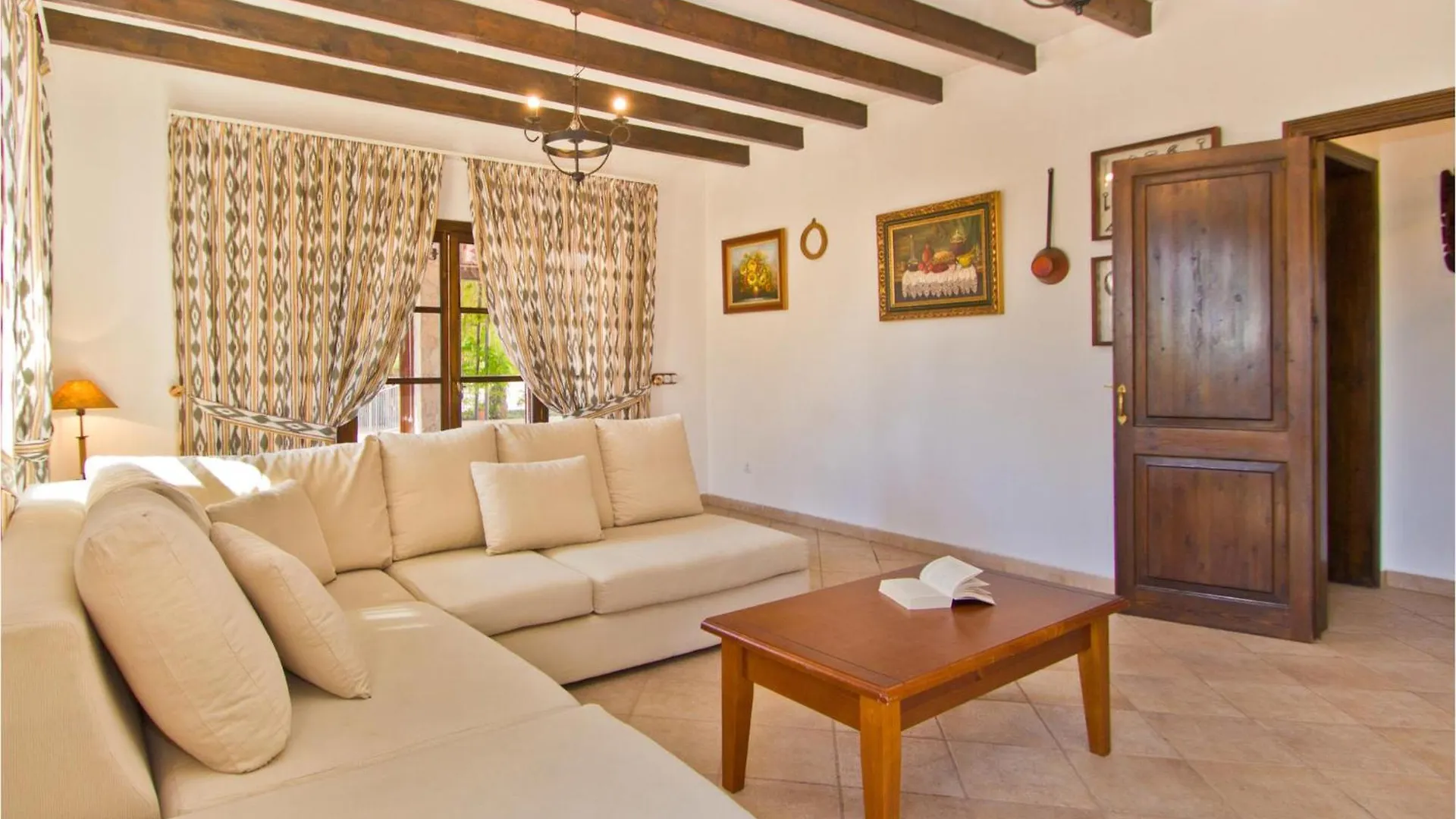 Semesterbostad 4 Bedroom Cozy Home In Marratxí Spanien